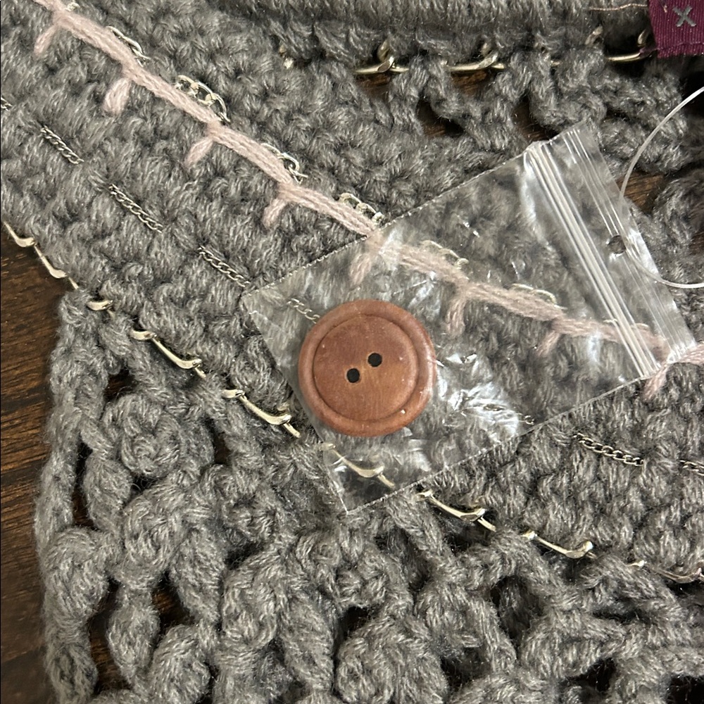 NWT Lulumari Women’s Gray Crochet Sleeveless Top Size Small/Medium - Picture 4 of 9